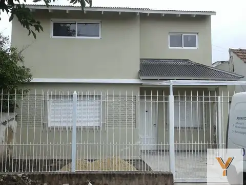Casas en venta  - 8 dormitorios 3 baños - 260mts2 - Adrogue