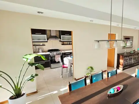 Casa 5 ambientes con 3 baños
