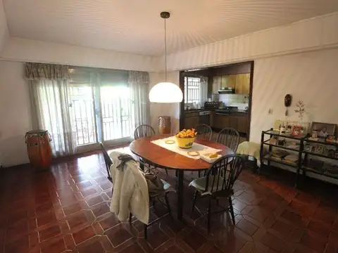 CHALET EN LOTE PROPIO 4 AMBIENTES CON COCHERA, PARQUE, PILETA Y PLAYROOM.