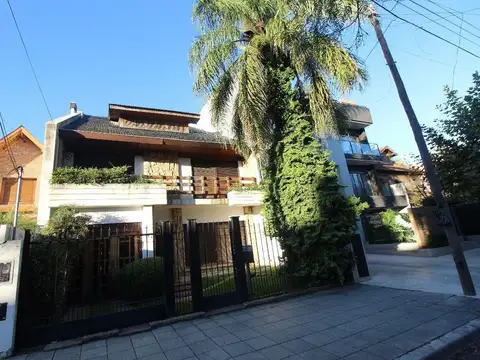 CHALET EN LOTE PROPIO 4 AMBIENTES CON COCHERA, PARQUE, PILETA Y PLAYROOM.