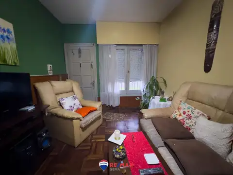Casa 7 ambientes con 2 baños