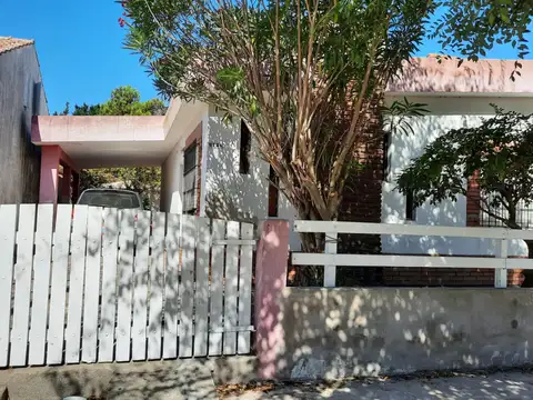 APTA PARA CRÉDITO BANCARIO - Excelente e impecable casa a 3 cuadras del mar.