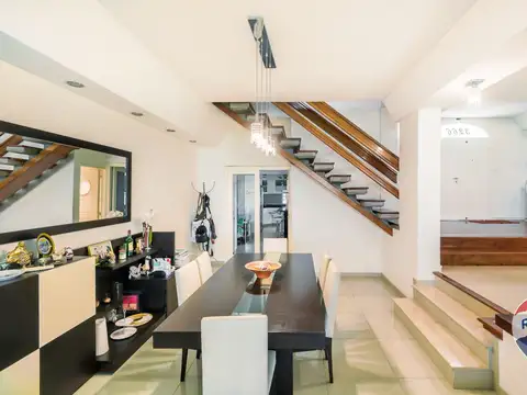 Casa en Venta con 4 cocheras