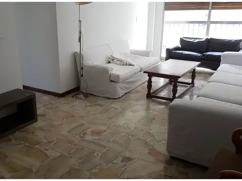 EXCELENTE DEPARTAMENTO AL FRENTE MUY LUMINOSOS Y AMPLIO. TOTALMENTE RECICLADO