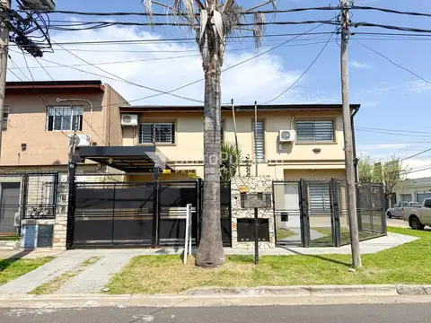 Venta ph 3 ambientes con jardin, parrilla y cochera en Castelar.