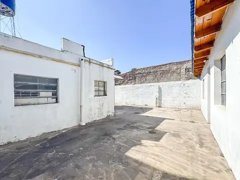 VENTA/ PERMUTA Casa de pasillo único 2 dormitorios , patio y quincho, Tiro Suizo, Rosario.-