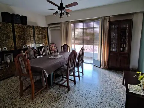 AMPLIO PISO - EN OPTIMO ESTADO – CON BALCON CORRIDO - SIN EXPENSAS