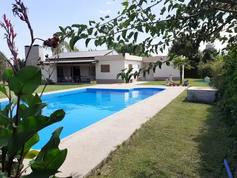 Casa quinta en calle 213 esq 264