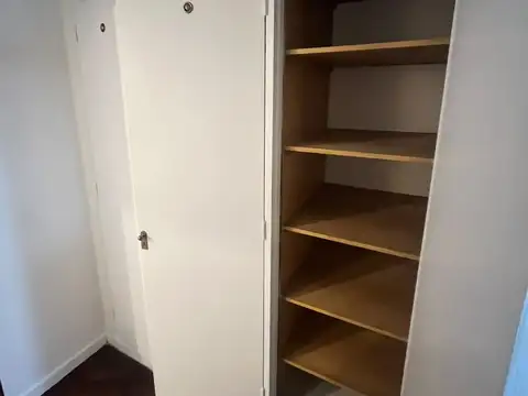 DEPARTAMENTO EN PLANTA BAJA DE 2 AMBIENTES AMPLIOS CON PATIO Y LAVADERO-