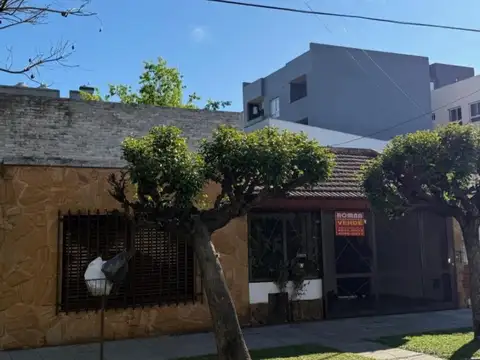 Venta casa en lote propio con pileta