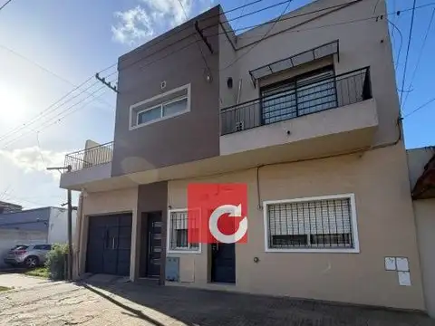 Venta de Casa en Ph de 2 Dormitorios + cochera para 3 autos cubiertos + Jardin