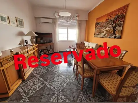 "APTO CRÉDITO HIPOTECARIO" Departamento  3 ambientes al contrafrente en 3° piso p/ escalera. Cocina independiente. Súper luminoso.Amplio jardín y terraza común! A una cuadra del parque 