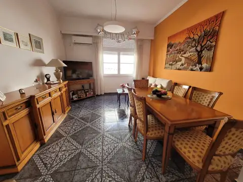 "APTO CRÉDITO HIPOTECARIO" Departamento  3 ambientes al contrafrente en 3° piso p/ escalera. Cocina independiente. Súper luminoso.Amplio jardín y terraza común! A una cuadra del parque 