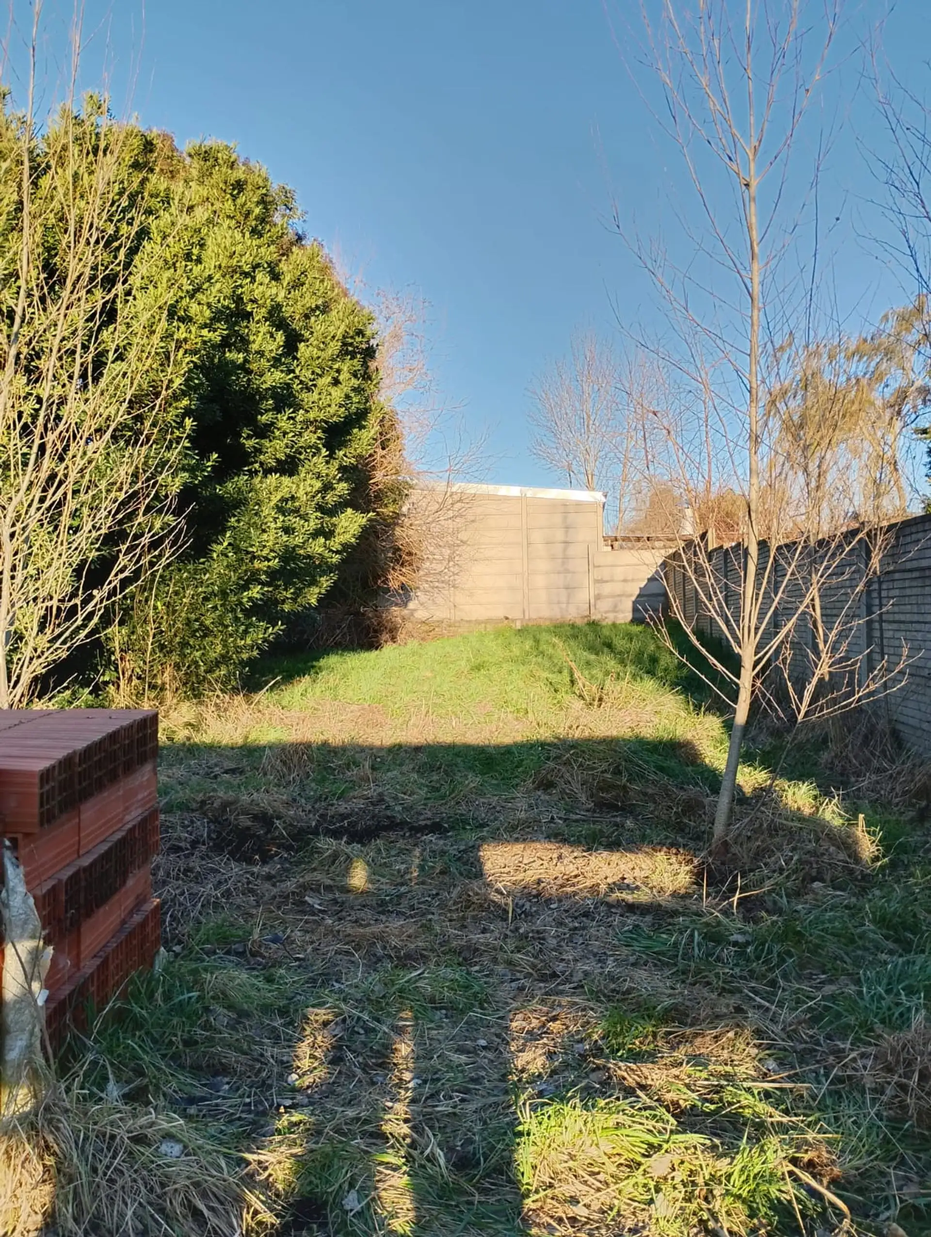Terreno con construcción y proyecto aprobado de 520m²