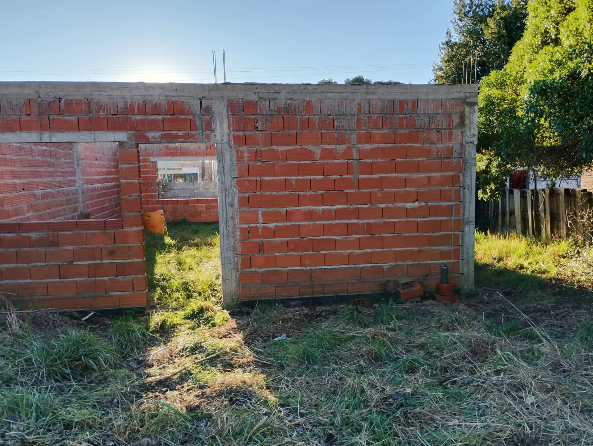 Terreno con construcción y proyecto aprobado de 520m²