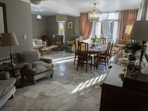 Casa 7 ambientes con 2 baños