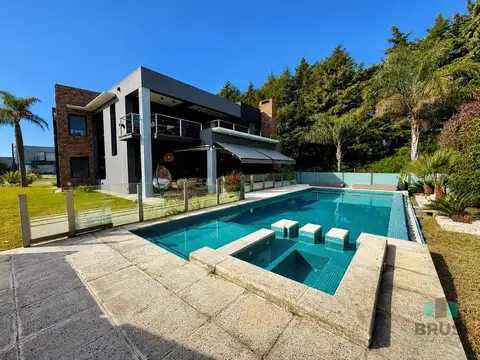 Casa 5 ambientes con 5 baños