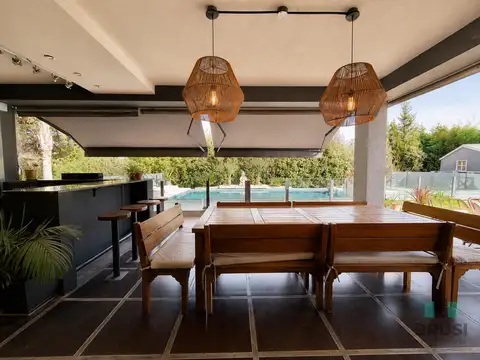Casa en Venta con 2 cocheras