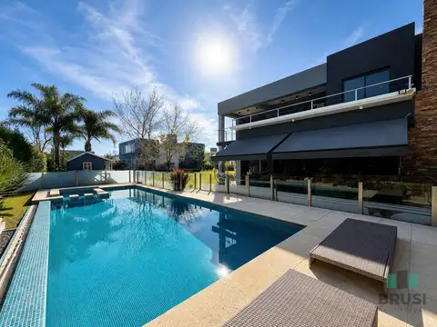 Casa en Venta con 2 cocheras