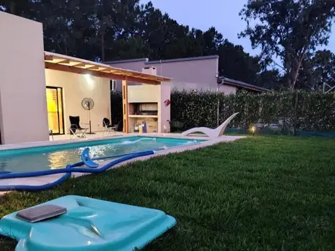 Casa en Alquiler con 3 cocheras