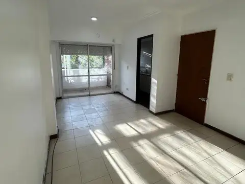 DEPARTAMENTO 2 AMBIENTES AL FRENTE CON GUARDACOCHE. LARTIGAU 545 PISO 1 X ESCALERA WILDE
