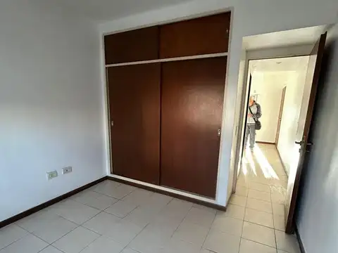 DEPARTAMENTO 2 AMBIENTES AL FRENTE CON GUARDACOCHE. LARTIGAU 545 PISO 1 X ESCALERA WILDE