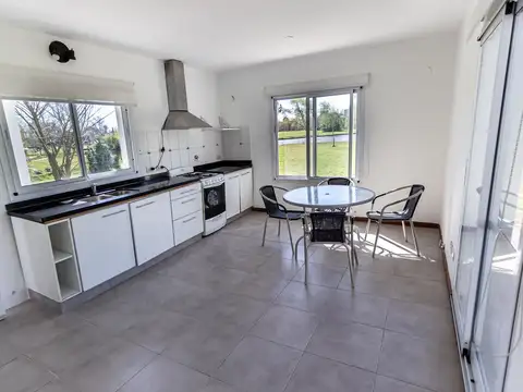 Casa 4 ambientes con 3 baños