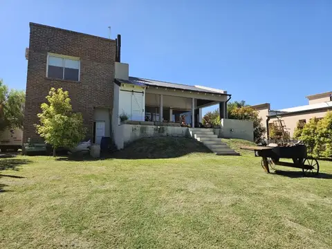 Casa de 2 plantas, 3 dormitorios con jardín y bajada al río!  Barrio Náutico Privado “El Solar...