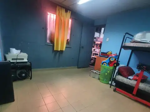 Casa en  caseros 3 ambientes + galpón