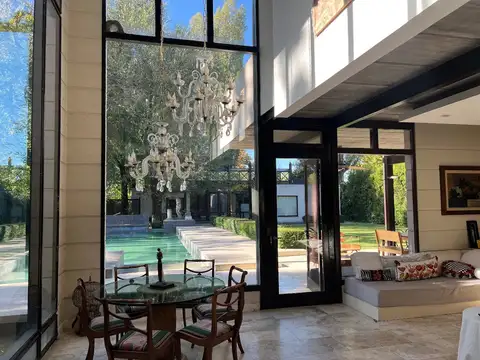 Casa en Venta con 4 cocheras