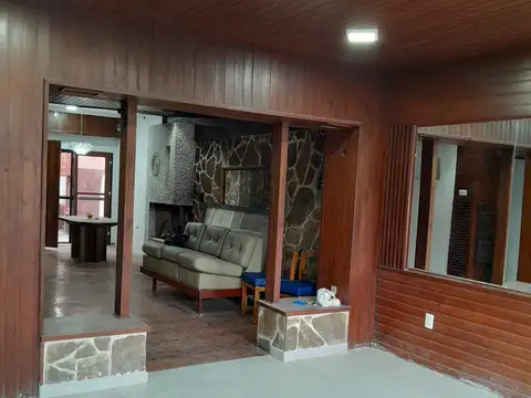 EXCELENTE P.H. CUATRO AMBIETES MUY AMPLIO TRES BAÑOS, LAVADERO, PATIO CON PARRILLA