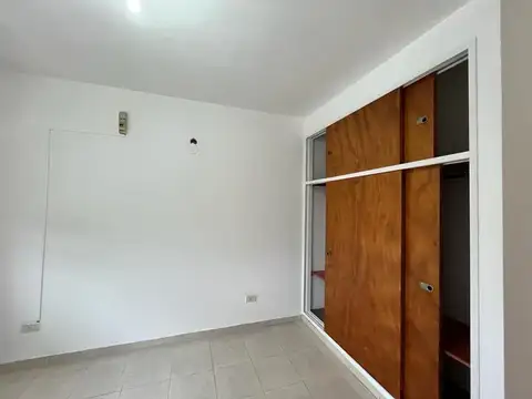 Alquiler! Departamento de 3 Amb en primer piso  . San Justo!