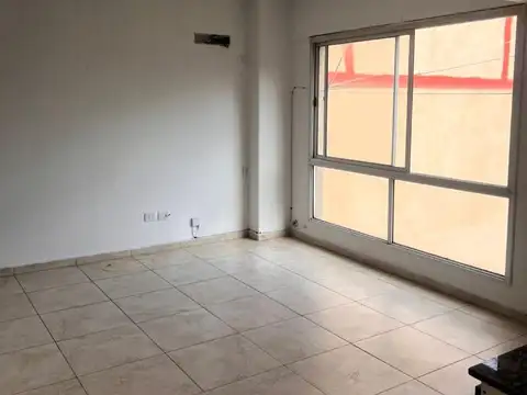  ALQUILADO   2  AMB., EN 1º PISO AL FRENTE MUY LUMINOSO