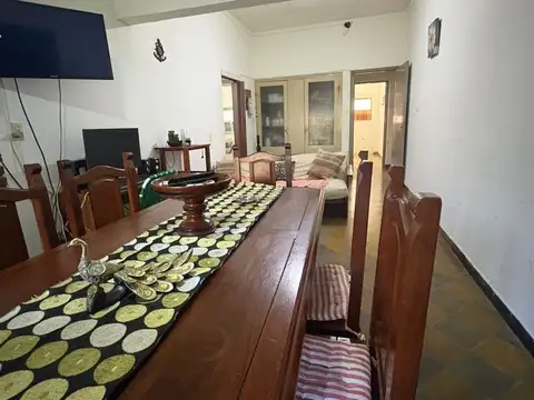 Casa 6 ambientes con 2 baños