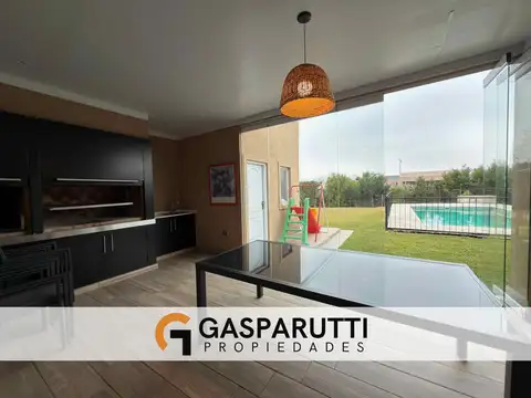 Casa en Venta con 3 cocheras