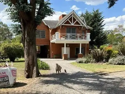 Casa en Venta con 2 cocheras