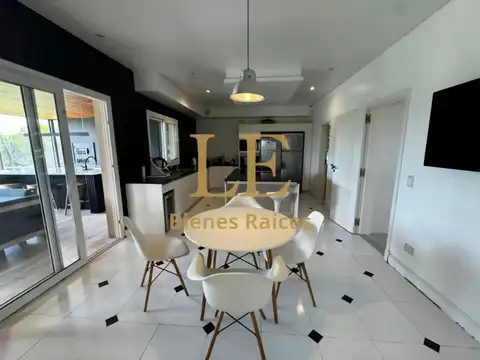 Casa 6 ambientes con 5 baños
