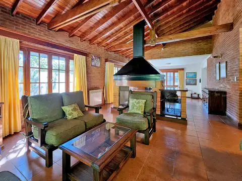 Casa 6 ambientes con 5 baños