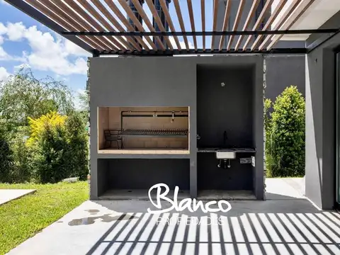 Casa 5 ambientes con 4 baños