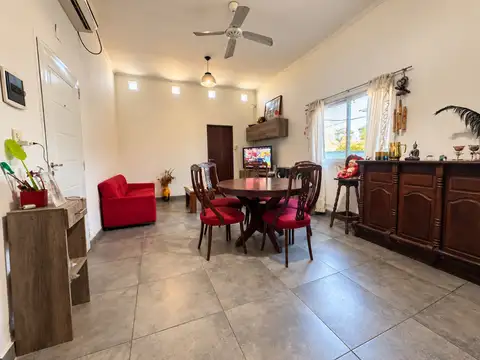 VENTA: CASA DE 2 DORMITORIOS Y PILETA EN ROLDAN