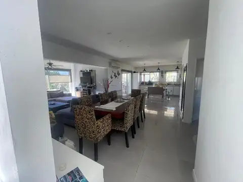 Casa 6 ambientes con 2 baños
