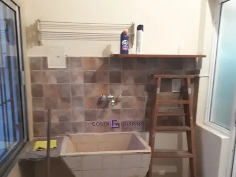 Excelente PH de 2 ambientes por pasillo interno con patio y terraza