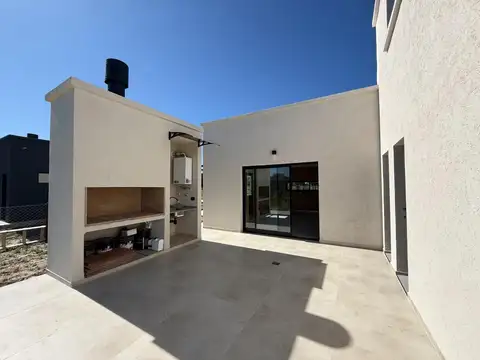 Venta casa en barrio Belleville, cuatro ambientes Canning