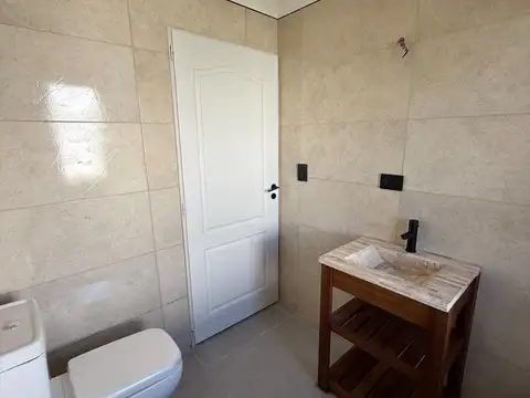 Casa 4 ambientes con 2 baños