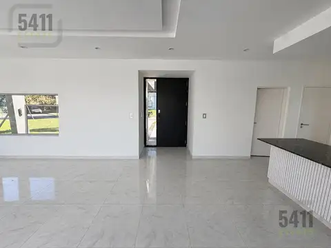 Casa en Alquiler con 4 cocheras
