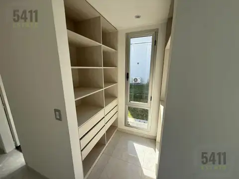 Casa en Alquiler con 4 cocheras