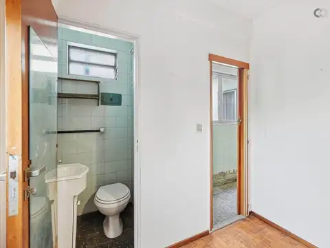 Venta departamento de 4 ambientes con dependencia en Flores