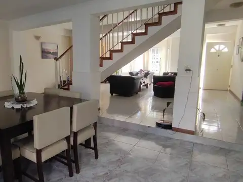 Casa 5 ambientes con 2 baños