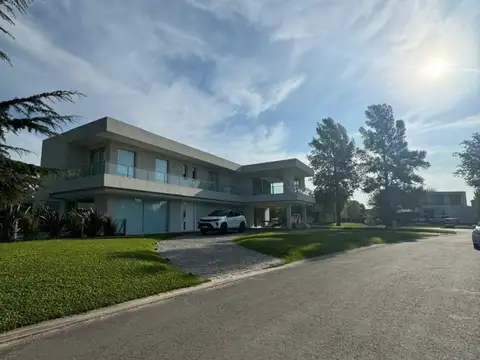 Casa 5 ambientes con 5 baños