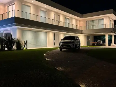 Casa 7 ambientes con 5 baños